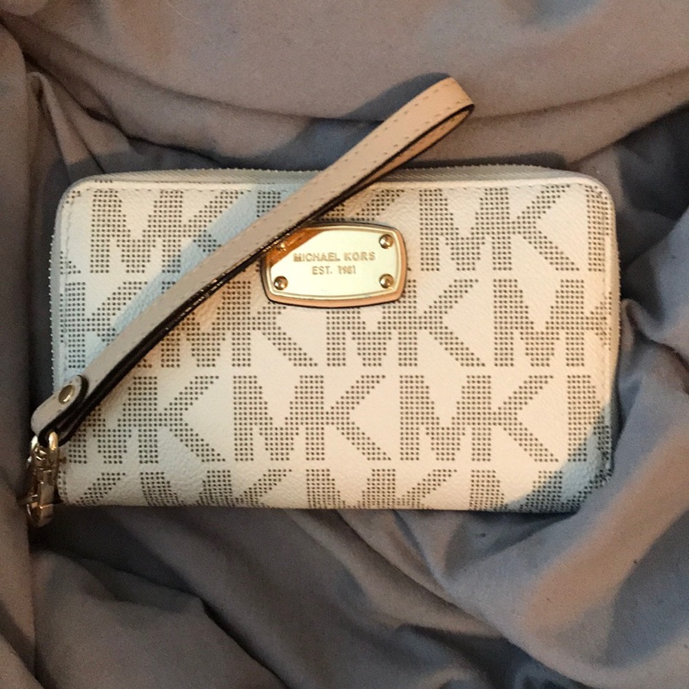 Micheal Kors wallet wristlet in vanilla